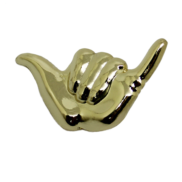 Alfinete de lapela de metal com gesto dourado 3D