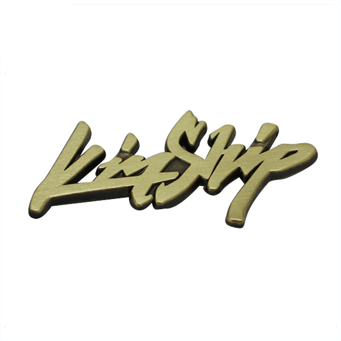 Alfinete de lapela de metal com letras 3D em ouro antigo