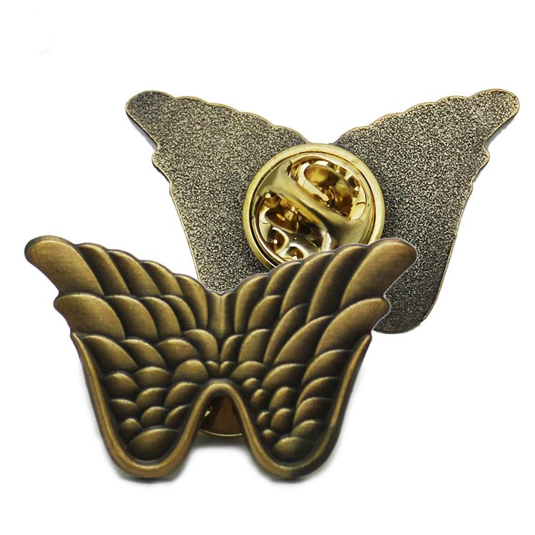Alfinete de lapela de asa 3D em ouro antigo