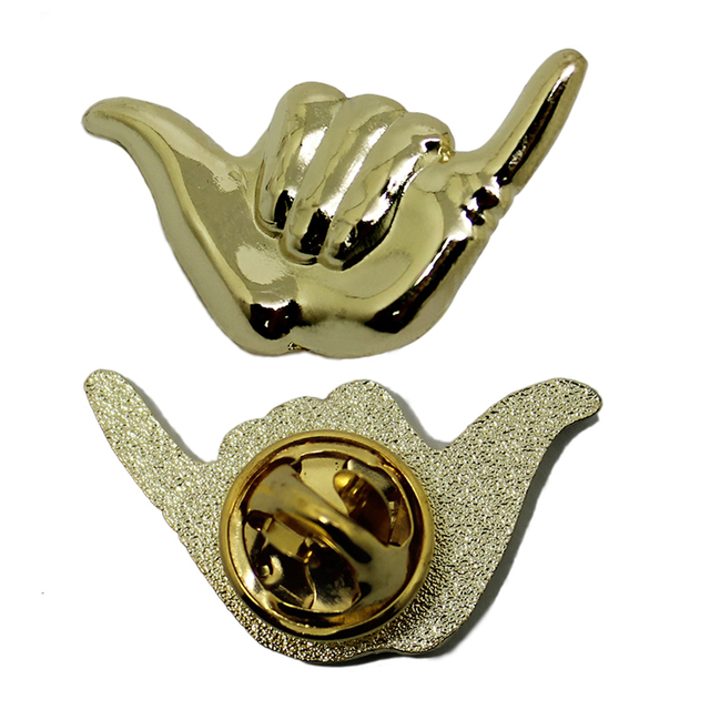 Alfinete de lapela de metal com gesto dourado 3D
