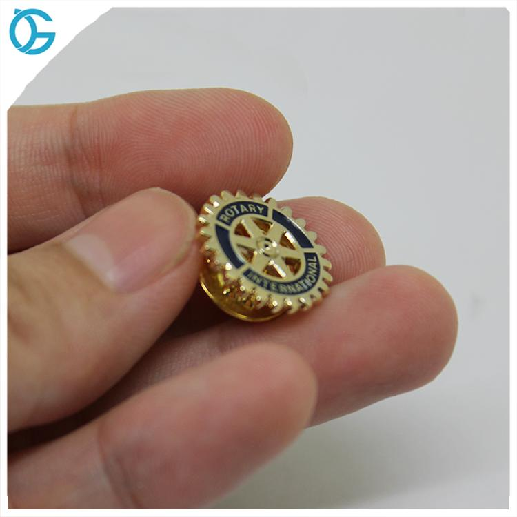 Alfinete de lapela rotativo de metal personalizado com trança dourada