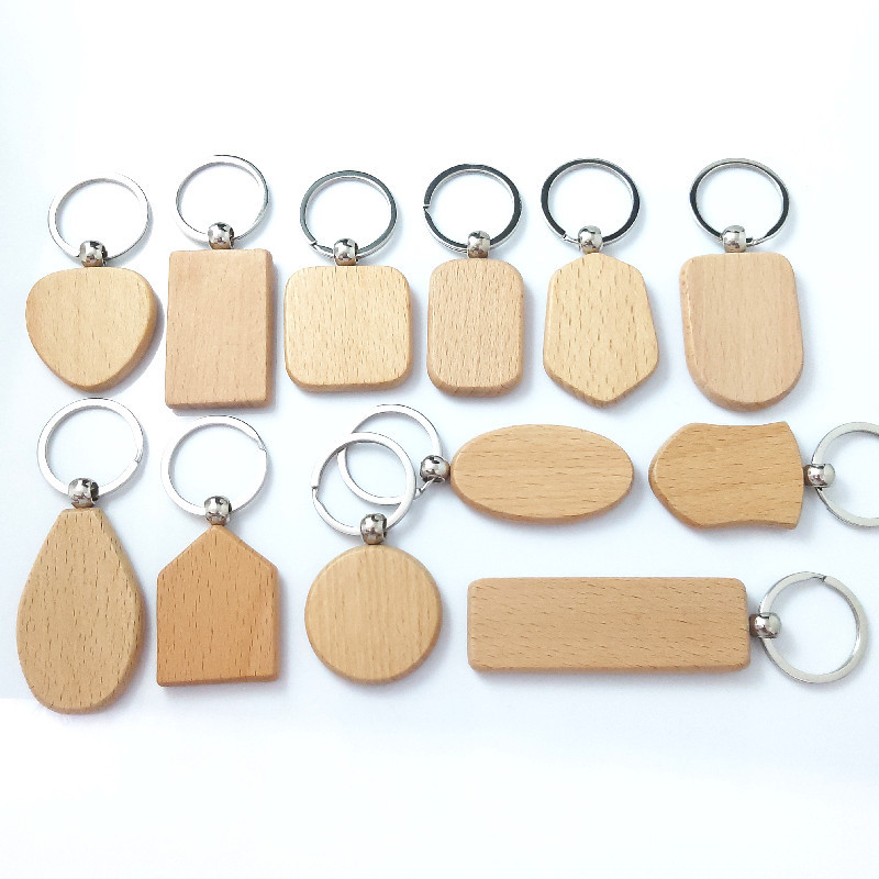 Chaveiros de madeira cortados a laser com nome personalizado