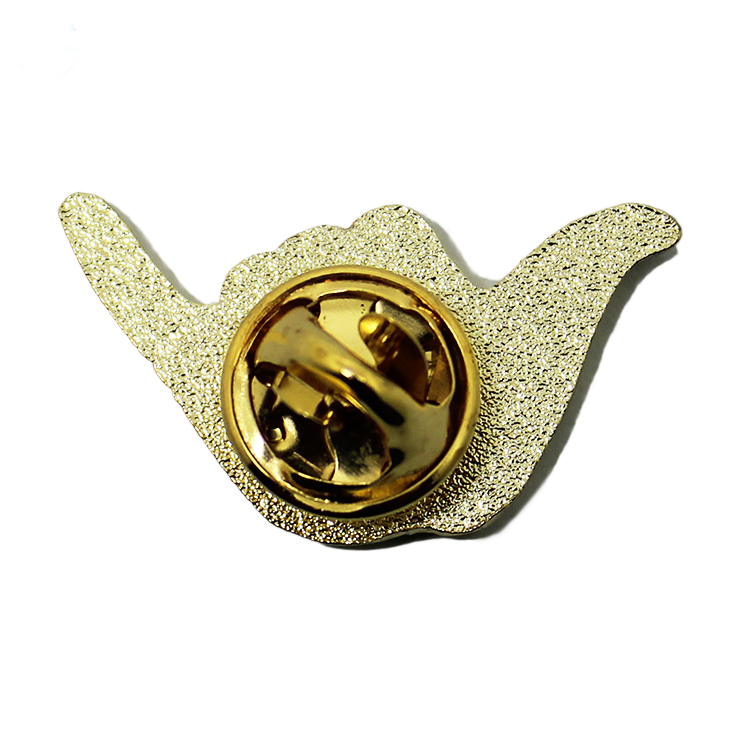 Alfinete de lapela de metal com gesto dourado 3D