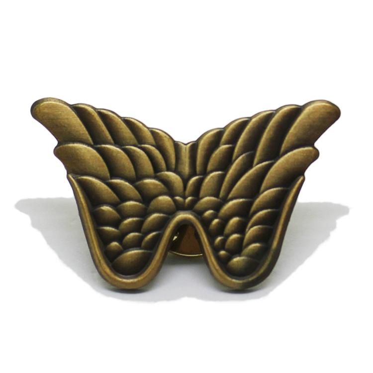 Alfinete de lapela de asa 3D em ouro antigo