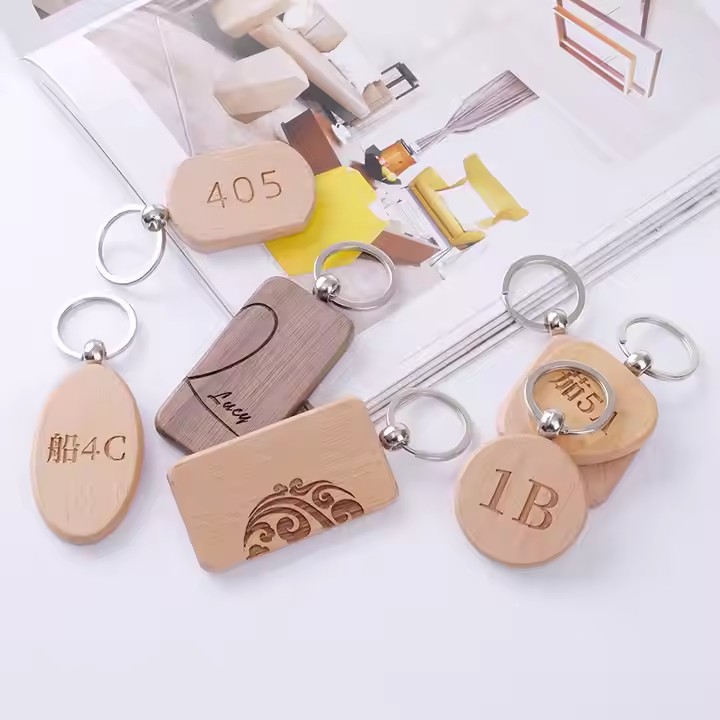 Chaveiros de madeira cortados a laser com nome personalizado