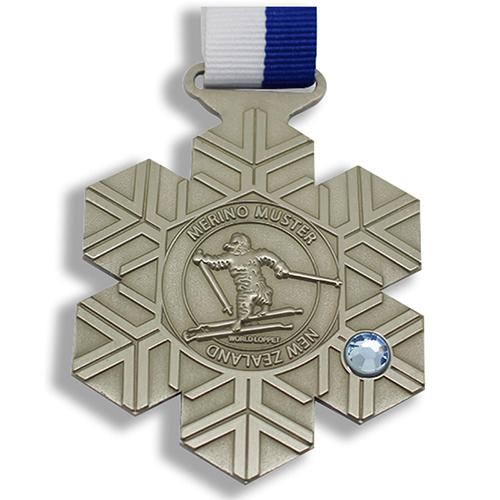 Medalha esportiva de metal para esqui com design de neve