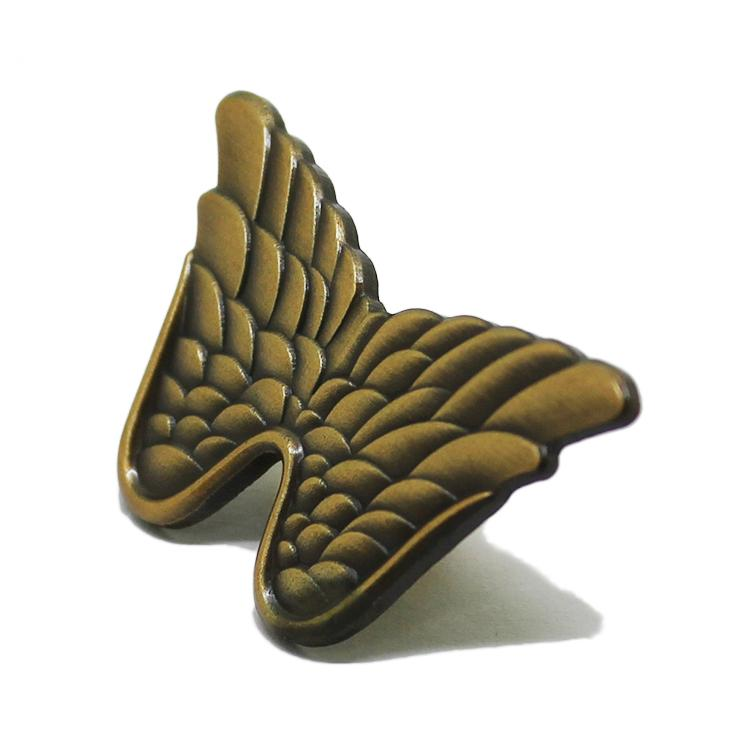 Alfinete de lapela de asa 3D em ouro antigo