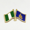 Pino de esmalte duro macio com bandeira de amizade cruzada personalizada