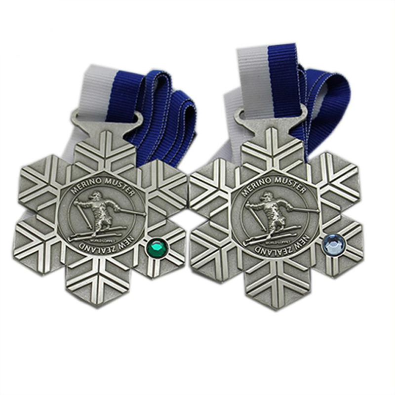 Medalha esportiva de metal para esqui com design de neve