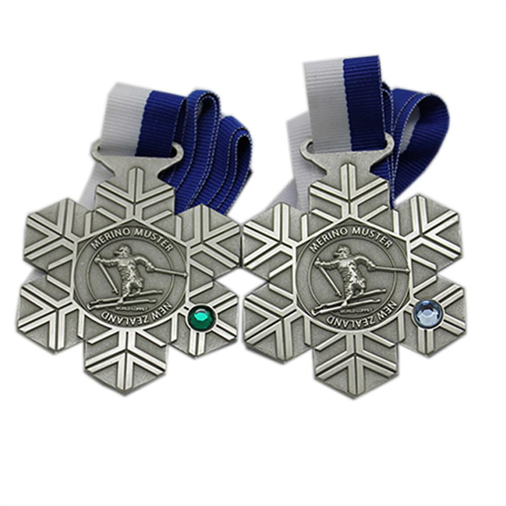 Medalha esportiva de metal para esqui com design de neve