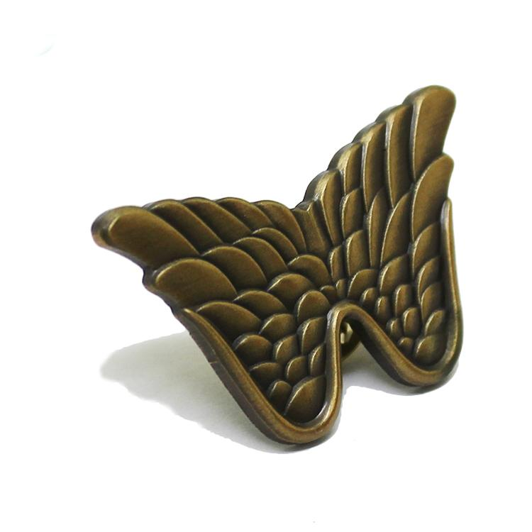 Alfinete de lapela de asa 3D em ouro antigo