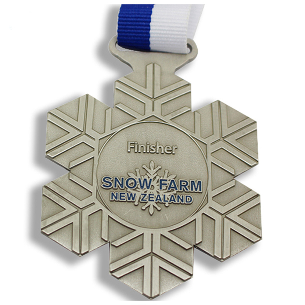 Medalha esportiva de metal para esqui com design de neve